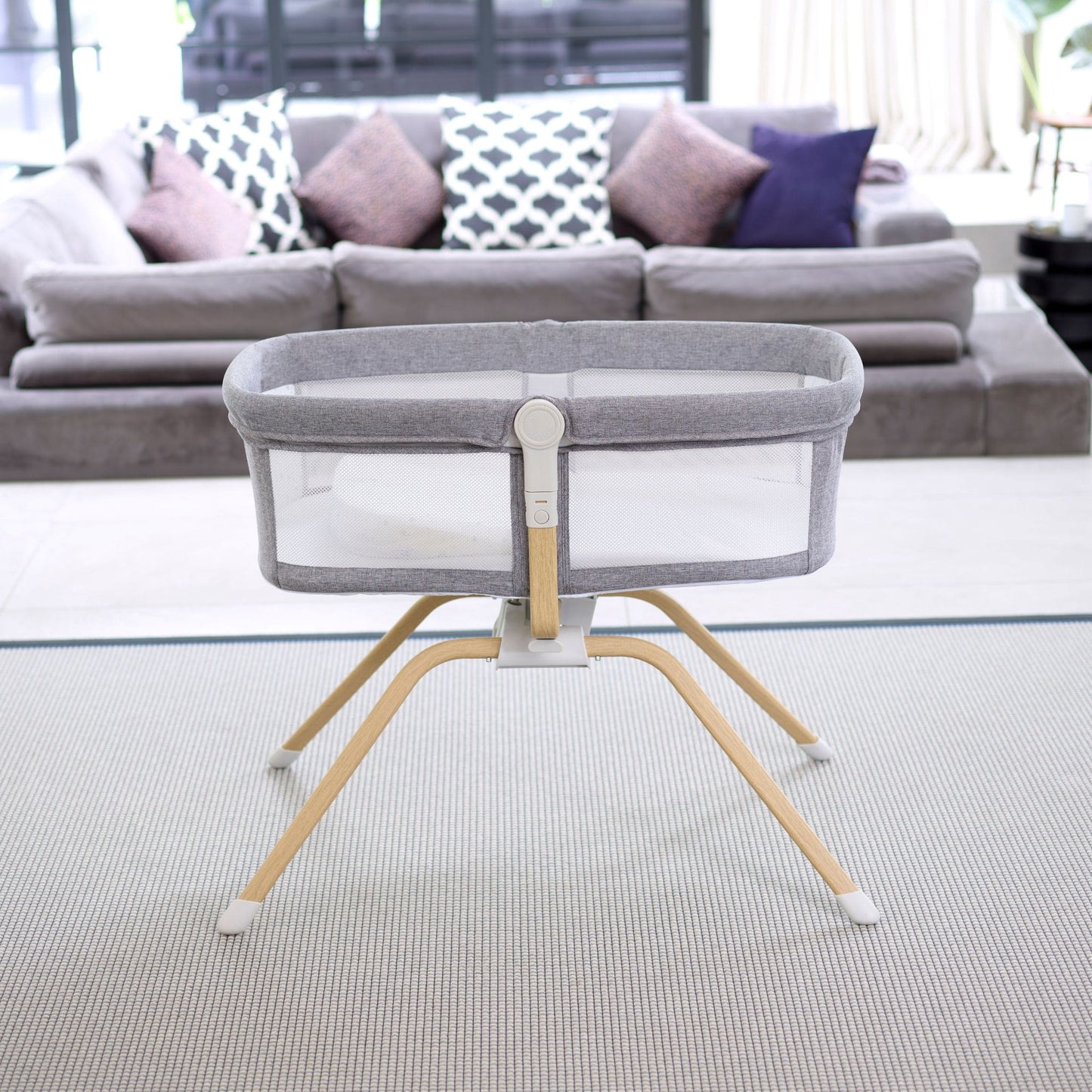 Babymore-Air-Motion-Crib-slate-grey-in-lounge-side