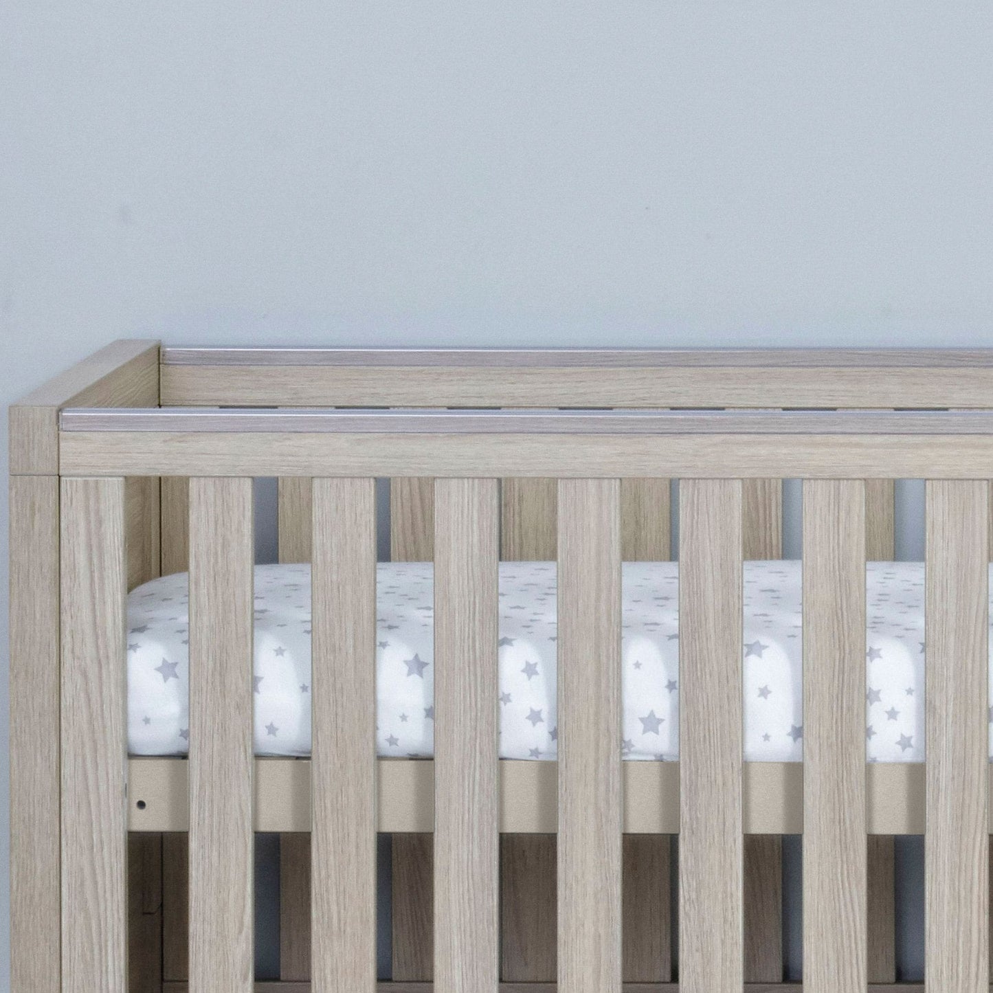 Babymore-Luno-Cot-Bed-oak-rail-close-up-as-cot-front
