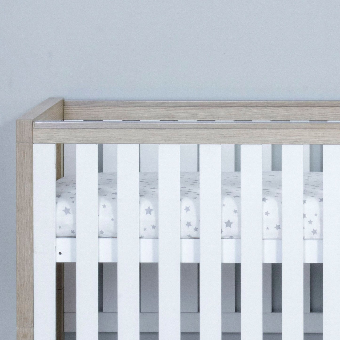 Babymore-Luno-Cot-Bed-oak-white-close-up-rail-as cot-front