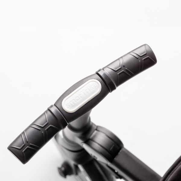 smarTrike-Stroller-trike-handlebar-close-up-onyx-black8