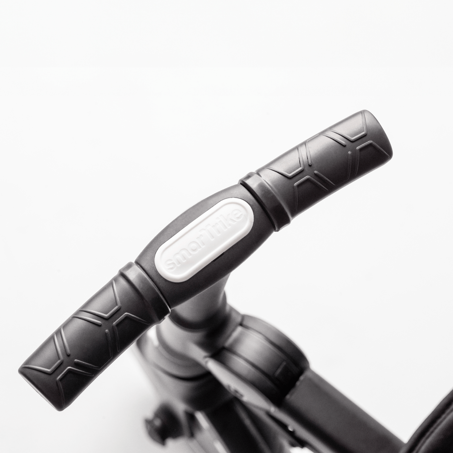smarTrike-Stroller-close-up-handlebar-for-child-onyx-black