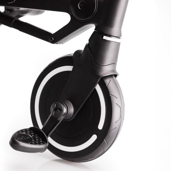 smarTrike-Stroller-wheel-and-pedal-close-up-onyx-black5