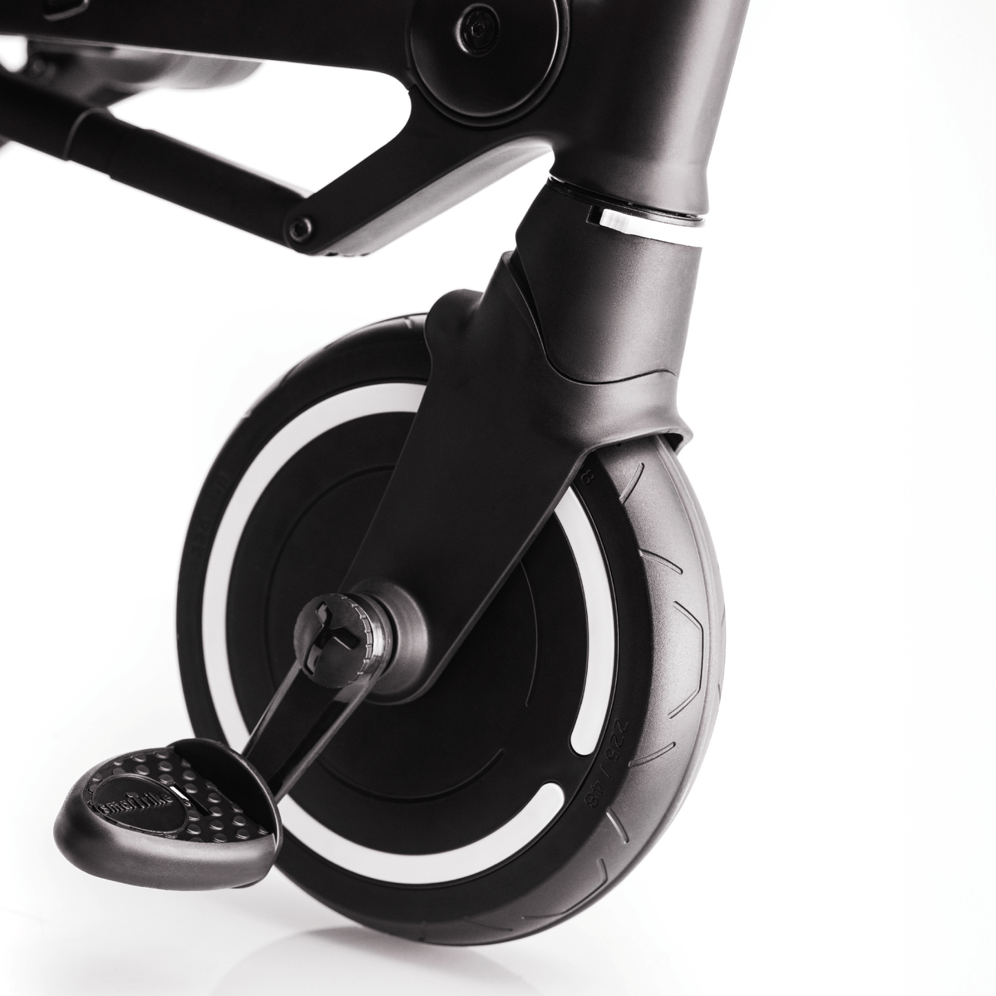 smarTrike-Stroller-close-up-front-wheel-and-pedal-onyx-black7