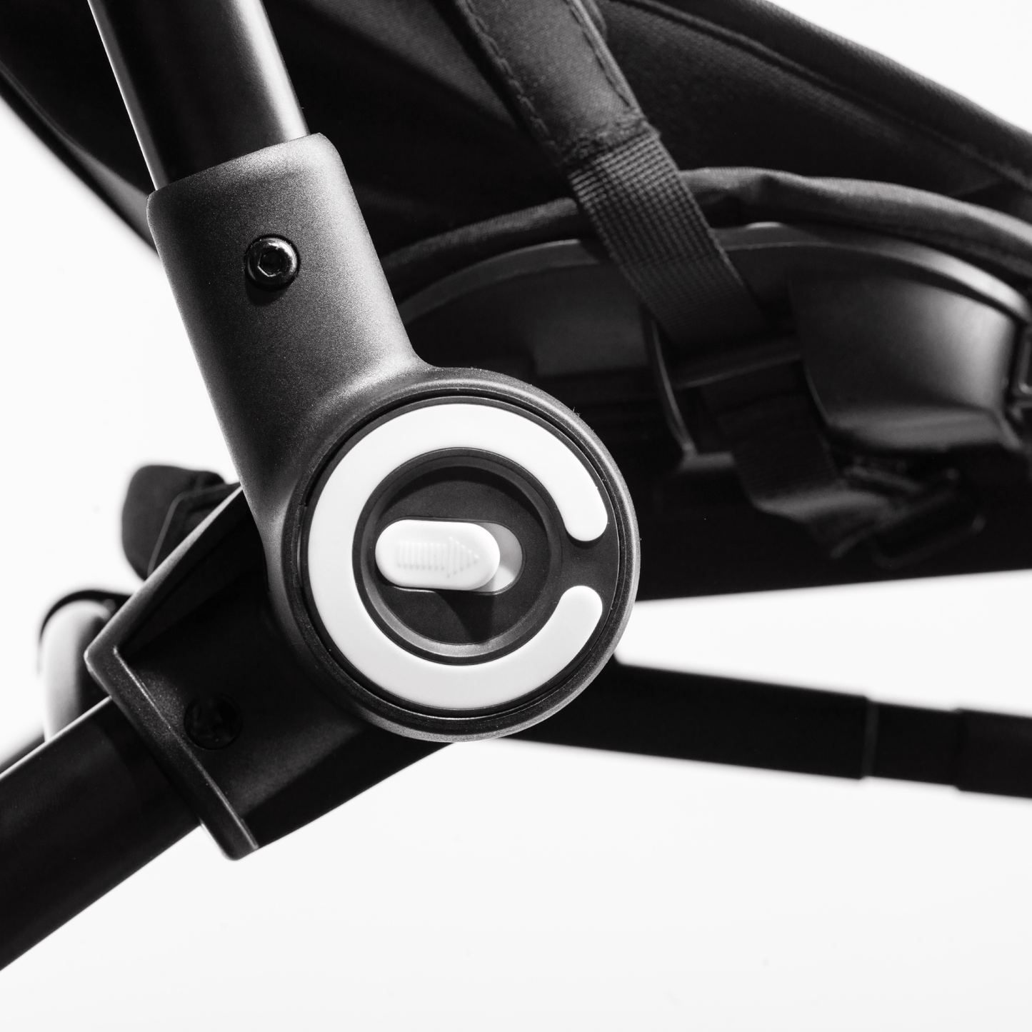 smarTrike-Stroller-close-up-folding-mechanism-onyx-black