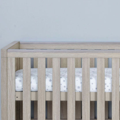 Babymore-Luno-Cot-Bed-oak-rail-close-up-as-cot-front