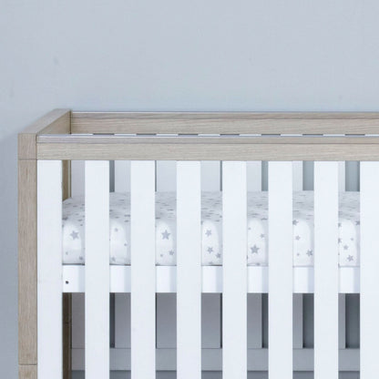 Babymore-Luno-Cot-Bed-oak-white-close-up-rail-as cot-front
