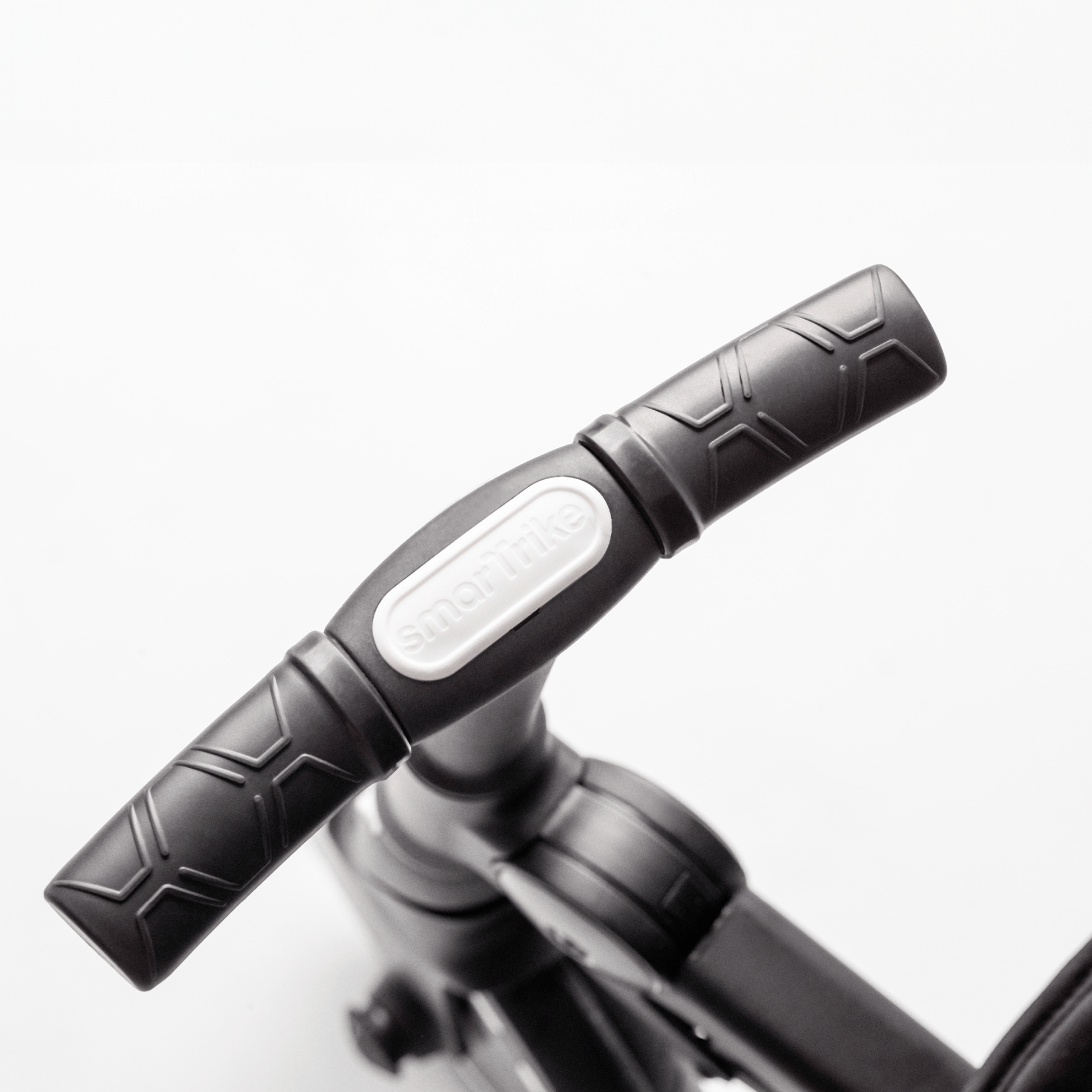 smarTrike-Stroller-close-up-handlebar-for-child-onyx-black