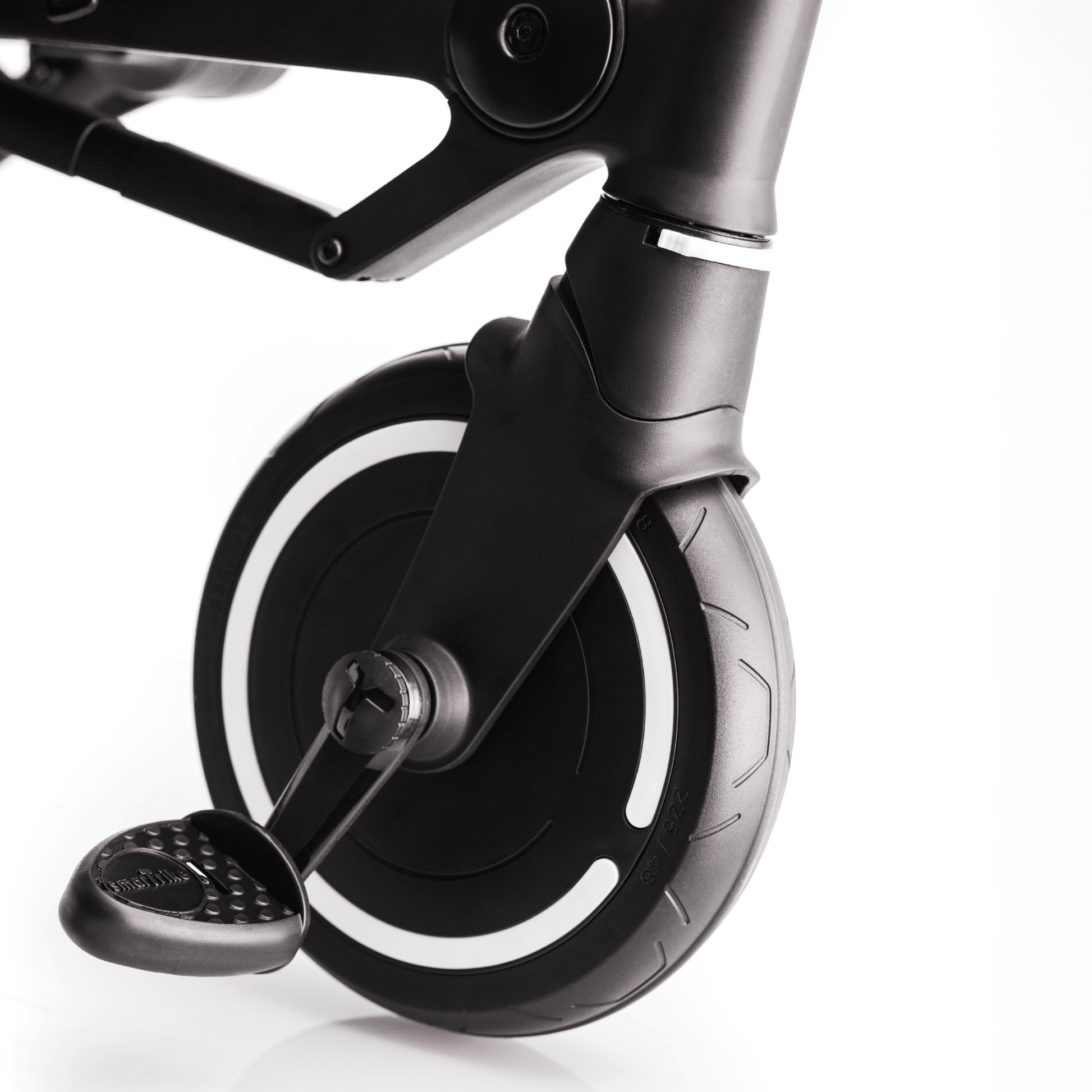 smarTrike-Stroller-close-up-front-wheel-and-pedal-onyx-black7