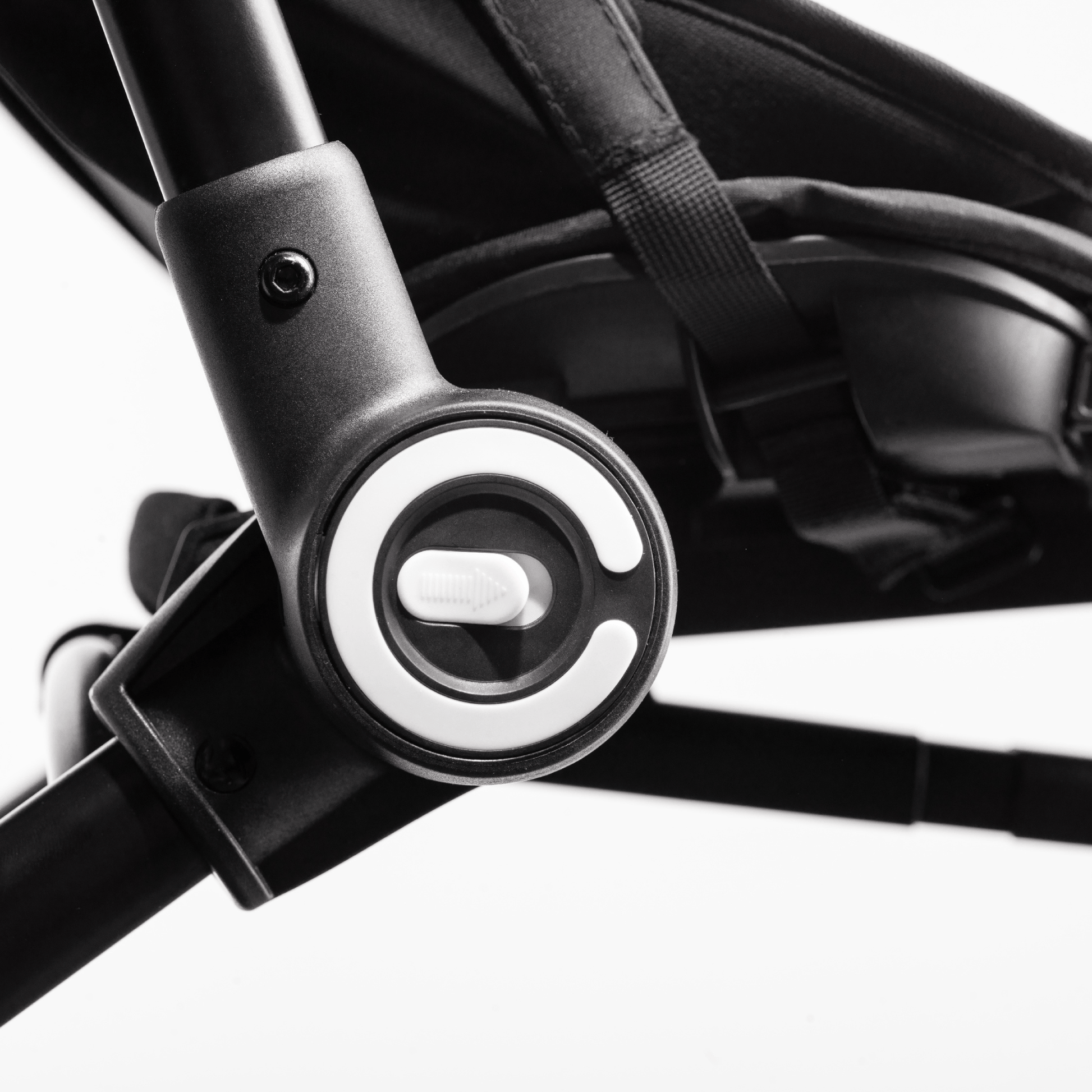smarTrike-Stroller-close-up-folding-mechanism-onyx-black
